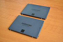 Nové SSD disky před instalací do notebooků